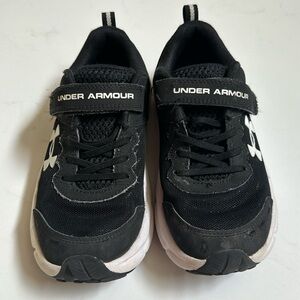 Under Armour sneakers EUC